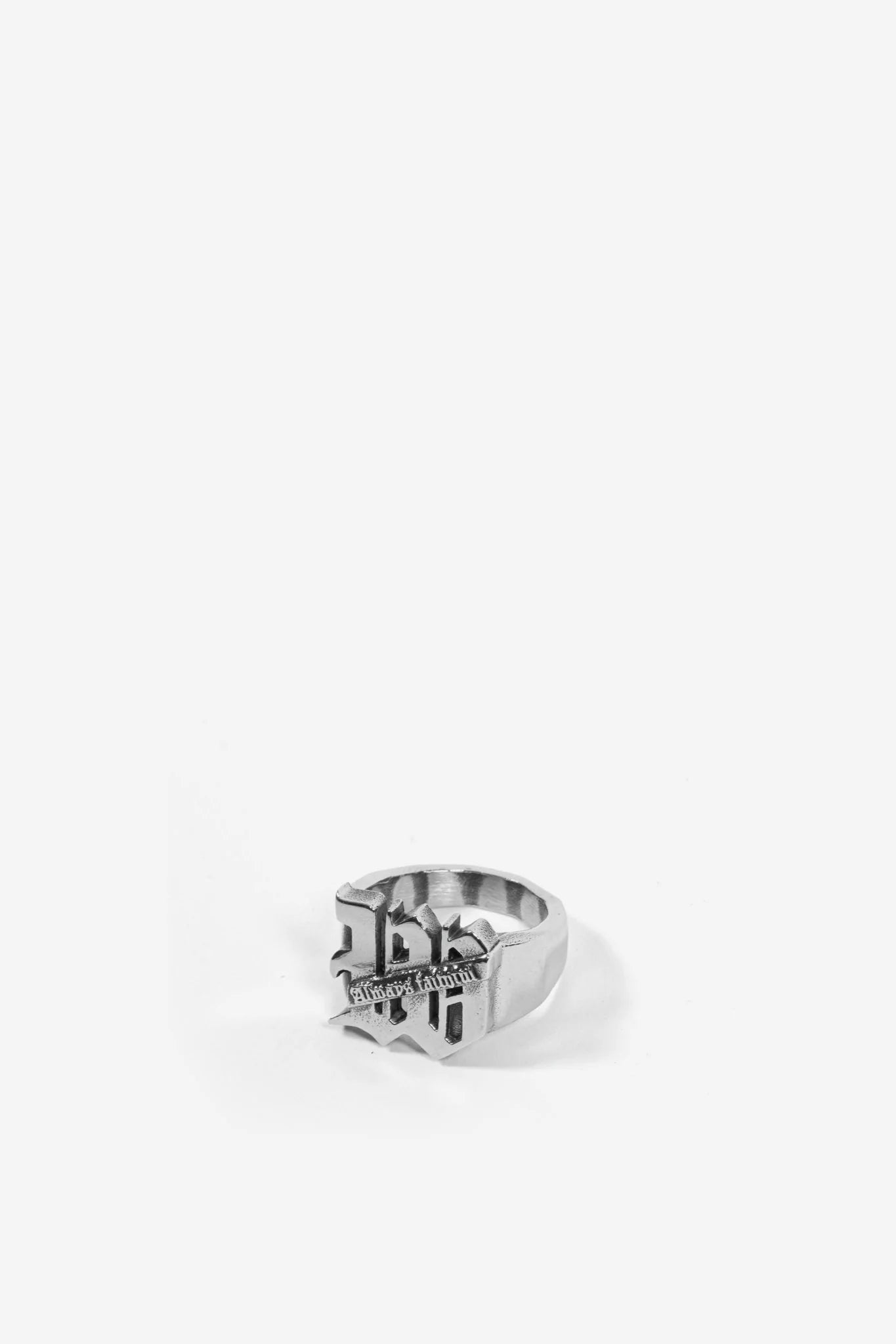 5615981
