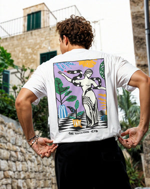 on vacation camiseta goddess