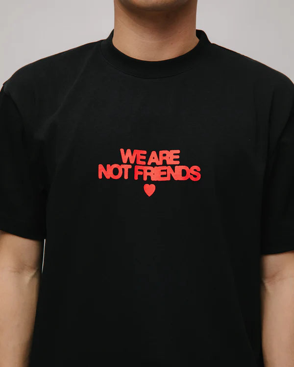 we are not friends camiseta bold love black