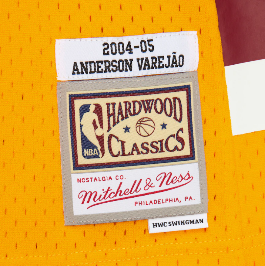 mitchell & ness camisilla  Anderson Varejao Gold Cleveland Cavaliers 2004/05 Hardwood Classics Swingman Jersey